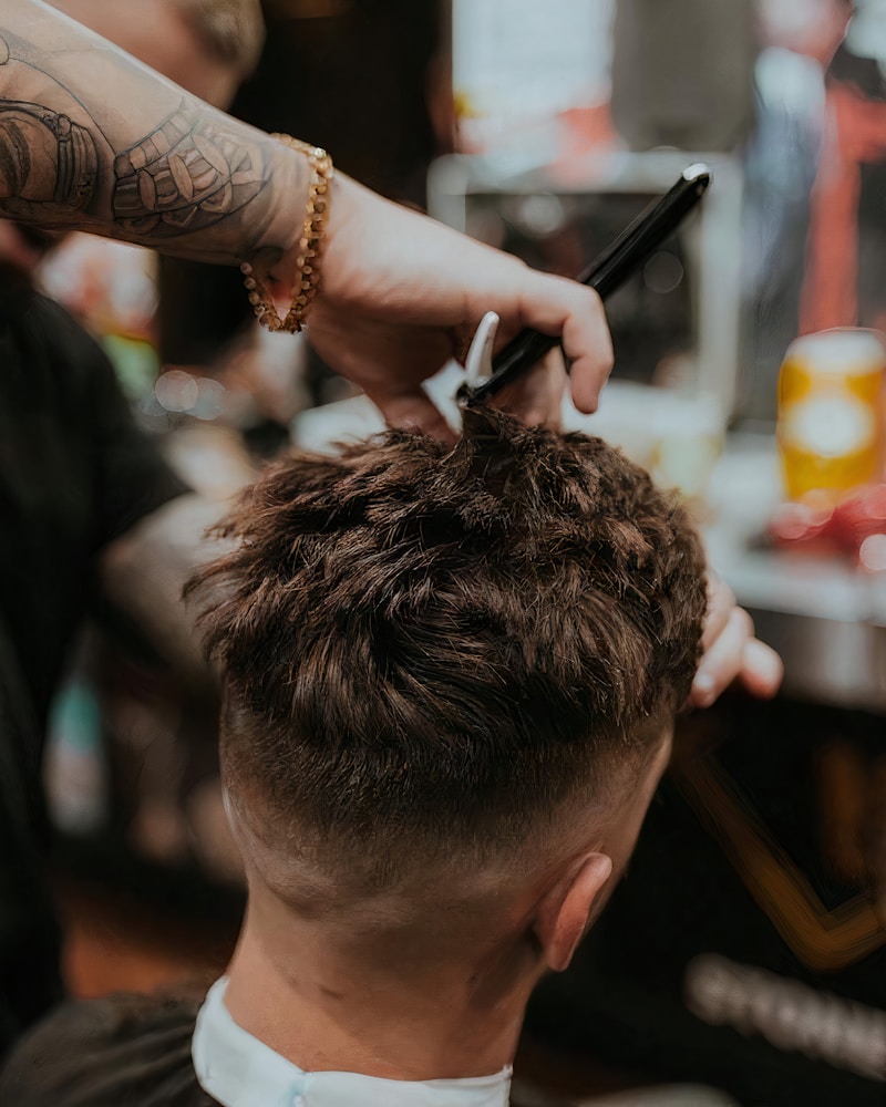 Barbier en train de couper les cheveux