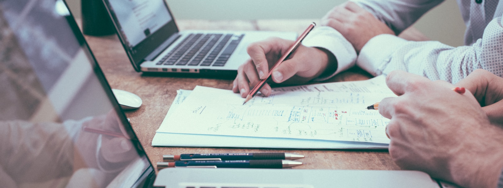 Analyse de documents financiers sur un bureau