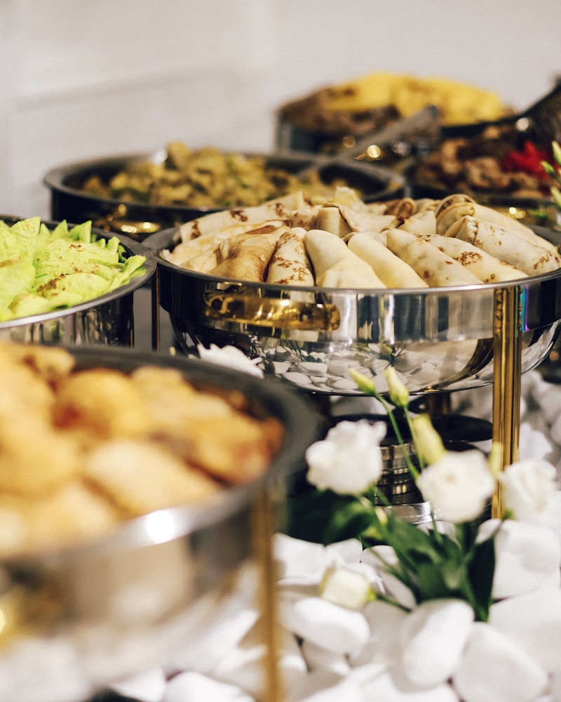 Préparation de mises en bouche colorées et festives