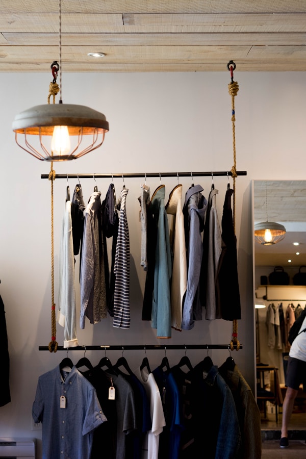 Portants de vetements dans une boutique premium